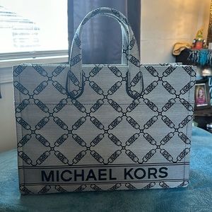 Michael Kors  GiGi Large Tote bag. Natural/ black.